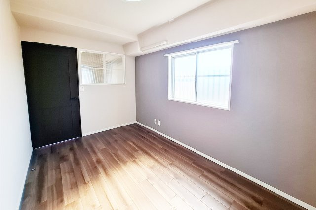 カルム堺A棟の洋室|洋室2：クロスとフローリングを貼替えるなどリフォーム済み。アクセントクロスも一新。