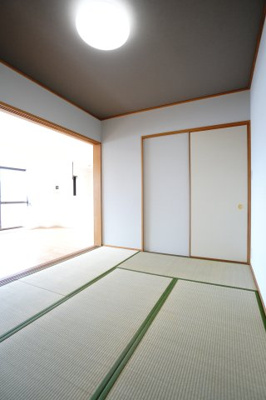 【和室】 | 【上質リフォーム】ナタリーマリナタウンウエストデッキＢ棟 | 【Japanese-style room】
リビングに隣接した和室。
冬はコタツを置いたり、優しい畳の感触は
赤ちゃんのお昼寝にもぴったり！
居室スペースとしてだけでなく、客間としても活用できます。