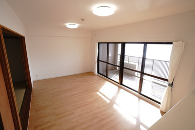 【居間・リビング】 | 【上質リフォーム】ナタリーマリナタウンウエストデッキＢ棟 | 【約15.4帖LDK】
和の気配をやさしく残した空間に、明るい木目と光が溶け合う住まい。
和室戸襖の鴨居は、やわらかなアーチ型。
直線だけではない曲線の表情が、空間全体に穏やかさとぬくもりを添える。