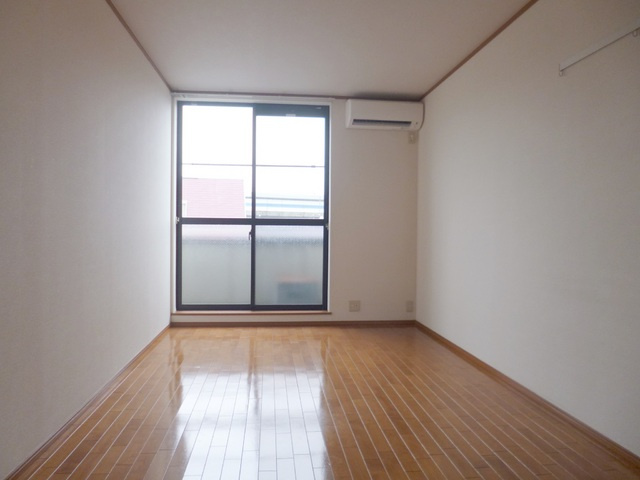 リファイン桜の居間・リビング|広い居室のお部屋です♪