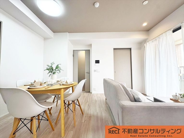 ワコーレリベルタ深江本町の居間・リビング|リノベーション済みのおしゃれな内装！住宅設備も充実！