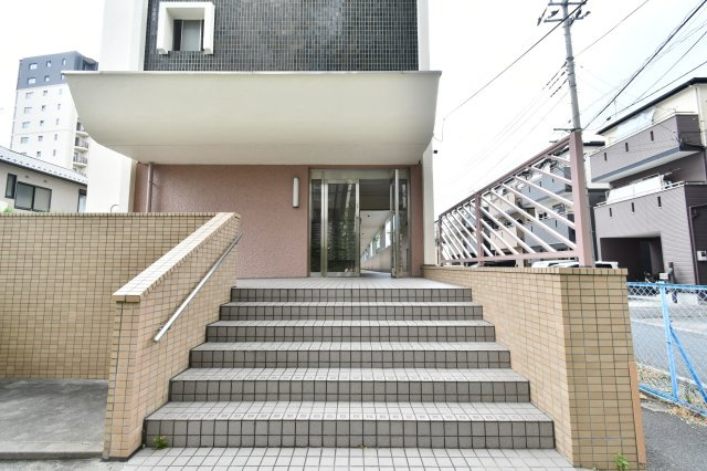 大宮大成町住宅のエントランス