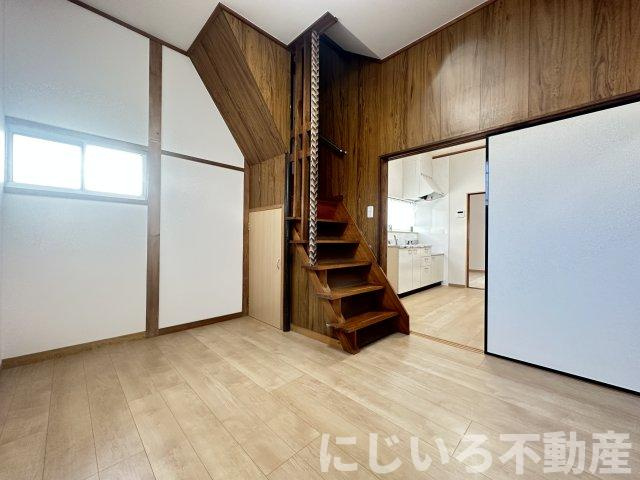 小松島町新港　戸建の居間・リビング