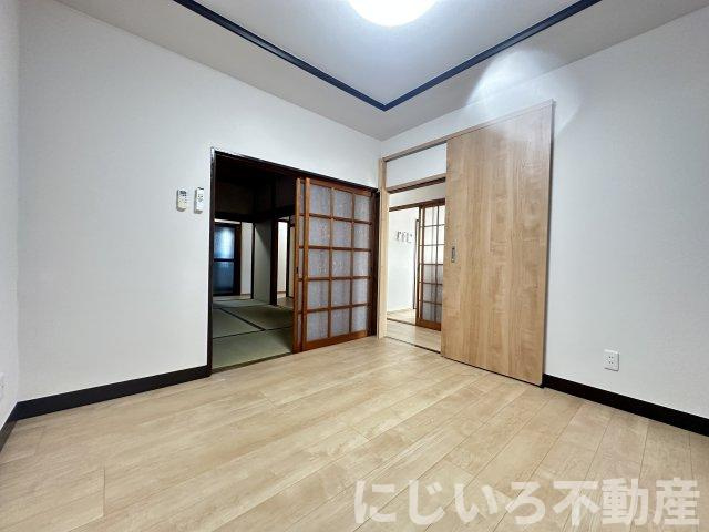 小松島町新港　戸建の居間・リビング