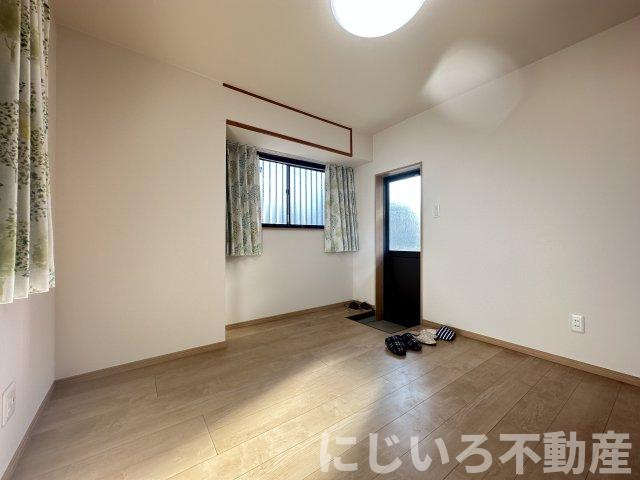 小松島町新港　戸建の居間・リビング