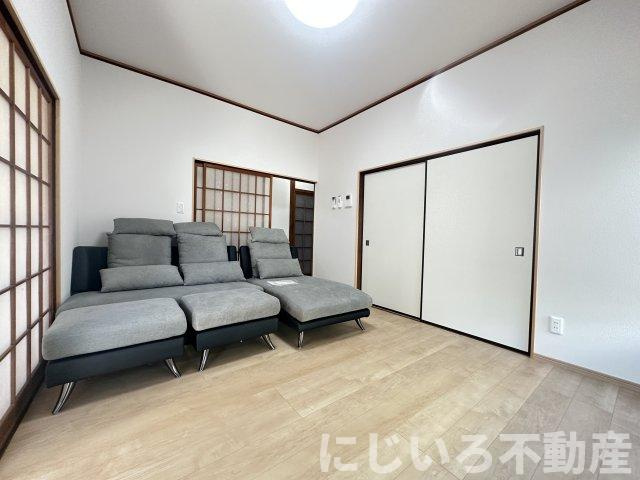 小松島町新港　戸建の居間・リビング