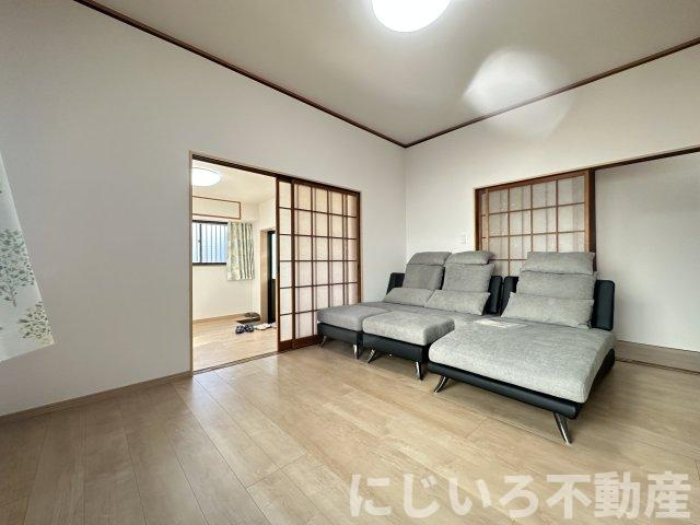 小松島町新港　戸建の居間・リビング