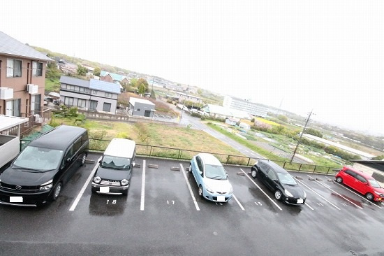 サニーヒル東山A・Bの駐車場|カースペースがあります