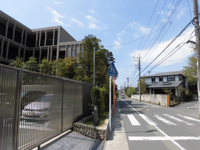 ザ・パークハウス鎌倉二階堂　リノベーション済　１階 の周辺|前面道路
