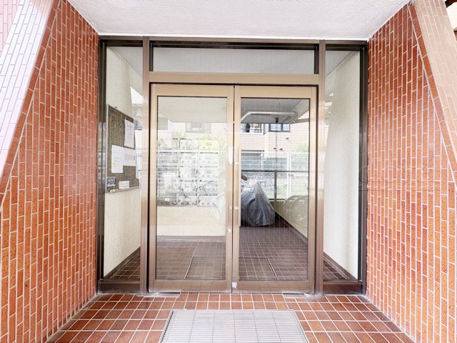 【エントランス】 | ハイム・シナジー仙川 | マンションの正面エントランス。出入りする人間を癒してくれるマンション入り口であり、その建物の「顔」でもあります。～即日のご見学可能～　お問合せはお気軽にどうぞ。
