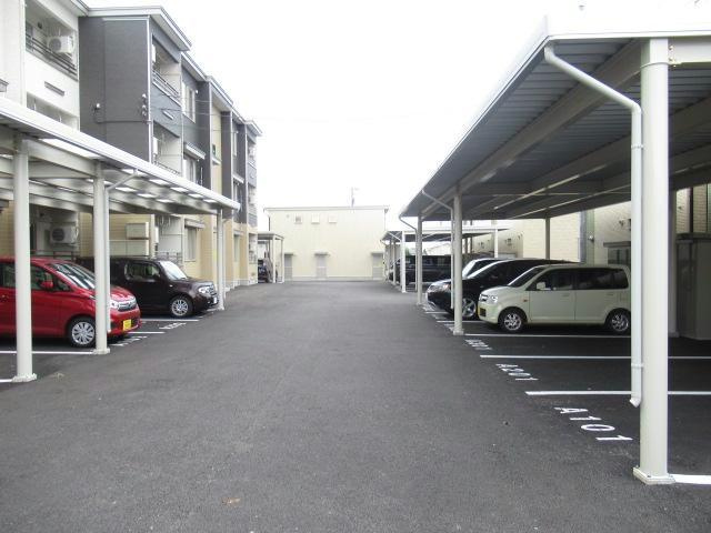 TOWNCLOVER東81(2L)の駐車場