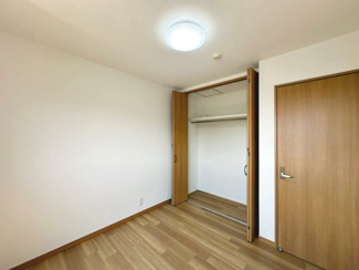 【寝室】 | 土塔町　中古一戸建 | 【２面採光の居室有】明るく風通しの良い室内に気持ちも明るくなりますね♪
