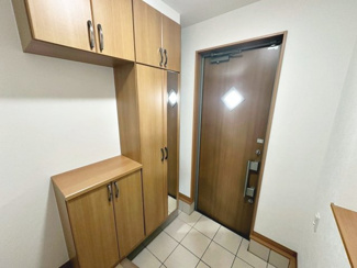 【玄関】 | 土塔町　中古一戸建 | 【玄関】ゆとりの玄関ですよ！靴の脱ぎ履きがしやすいですね！
