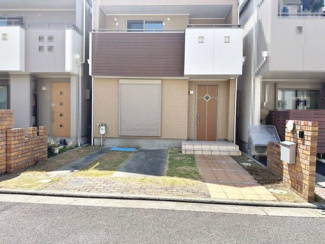 【駐車場】 | 土塔町　中古一戸建 | 【駐車場】並列に駐車２台可能です♪車の出し入れもスムーズに出来ますね！