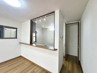 【ダイニング】 | 土塔町　中古一戸建 | 人気のカウンターキッチンです。スポットライトがおしゃれなデザインです。