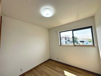 【洋室】 | 土塔町　中古一戸建 | テレワークのお仕事部屋、子供部屋等、ライフスタイルや家族構成に合わせて多目的にご使用いただけます♪