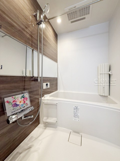 【ロビー】 | メゾンエクレーレ南千住 | 集合ポストなどを備えたエントランスホール。ここもマンションの顔となる部分であり、しっかりと清掃の行き届いたさまに安心感をおぼえます。～即日のご見学可能～　お問合せはお気軽にどうぞ。