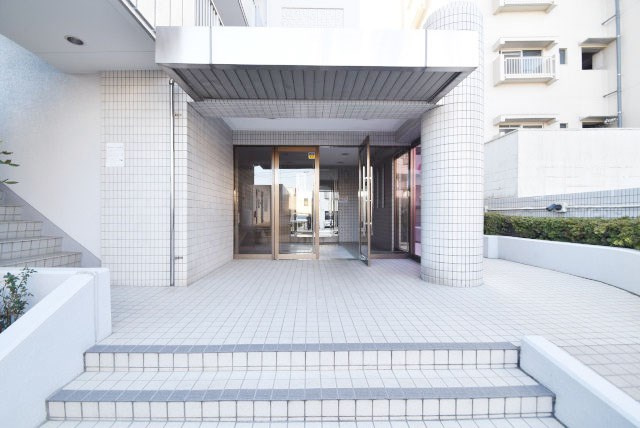 【受付】 | メゾンエクレーレ南千住 | 管理人さんが勤務する管理室。このマンションがきれいに保たれているのは、もちろん管理人さんのおかげ。～即日のご見学可能～　お問合せはお気軽にどうぞ。
