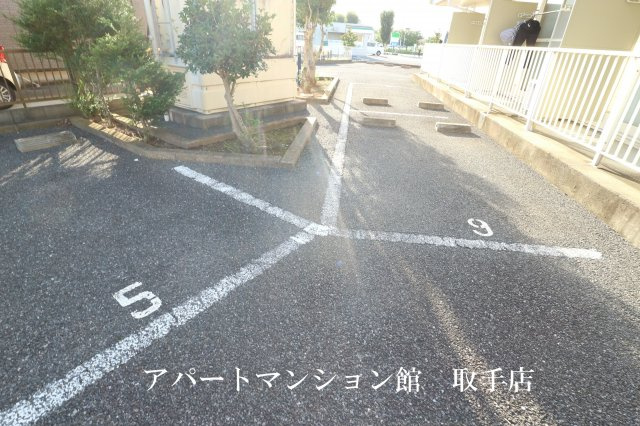 レオパレスSUNRISE南新木の駐車場