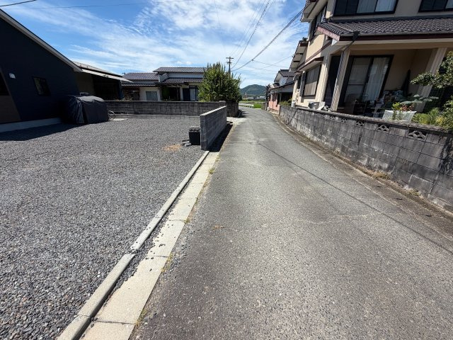 宮若市福丸 3LDK＋S 中古一戸建ての前面道路含む現地写真