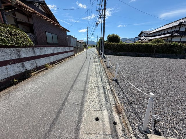 宮若市福丸 3LDK＋S 中古一戸建ての前面道路含む現地写真