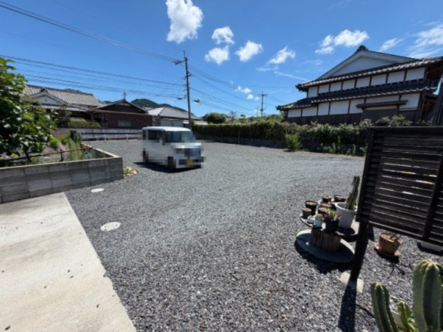 宮若市福丸 3LDK＋S 中古一戸建ての駐車場