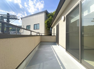 【バルコニー】 | 山科区川田土仏　中古戸建 | バルコニーは2ＷＡＹタイプで、2部屋からの出入りが可能です。バルコニー水栓もありお掃除も助かりますね。