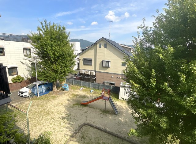 【展望】 | 山科区川田土仏　中古戸建 | 物件から児童公園が見下ろせます。お子様が遊んでいるのを確認出来ますし、ただいまがすぐ出来る環境で親御様も安心ですね。
