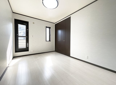 【洋室】 | 山科区川田土仏　中古戸建 | 《洋室6帖》こちらのお部屋からもバルコニーに出入り出来ます。窓ではなくドアですね。収納もしっかり完備されています。