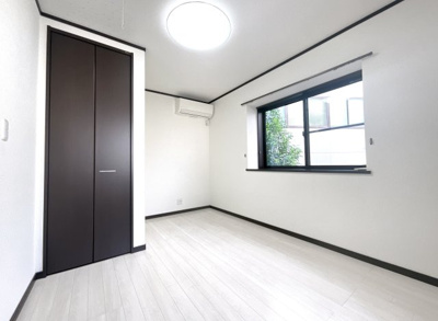 【洋室】 | 山科区川田土仏　中古戸建 | 《洋室5.8帖》どのお部屋にも収納があるので、荷物が片づけられてお部屋が広く使えます。