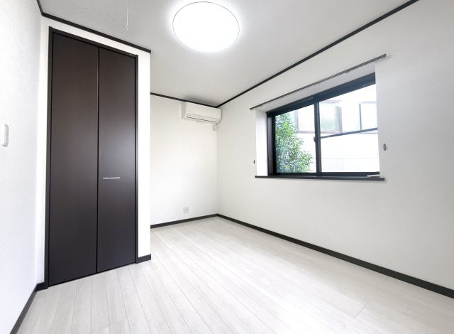 【洋室】 | 山科区川田土仏　中古戸建 | 《洋室5.8帖》どのお部屋にも収納があるので、荷物が片づけられてお部屋が広く使えます。