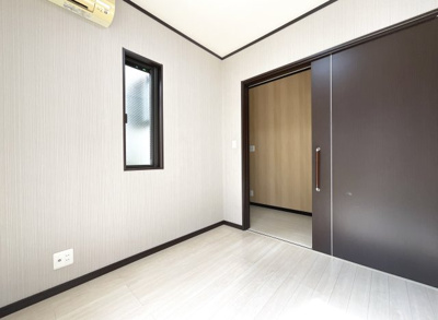 【洋室】 | 山科区川田土仏　中古戸建 | 《洋室3.5帖》1階にある居室です。3.5帖と少し小さめですが、2面採光で明るい室内となっています。