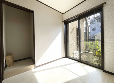 【洋室】 | 山科区川田土仏　中古戸建 | 《洋室3.5帖》掃き出し窓の外にも、ちょっとしたスペースがあります。キッチンの勝手口を出たところと同じスペースです。