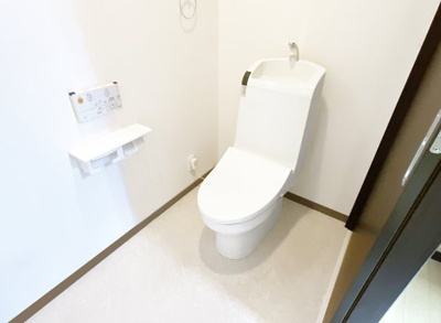 【トイレ】 | 山科区川田土仏　中古戸建 | トイレは1階と2階それぞれにあるので、わざわざ違う階までいかずに助かります。朝の順番待ちも緩和されます。