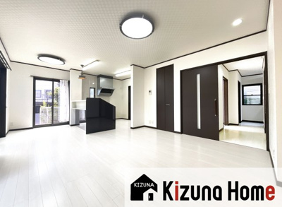 【居間・リビング】 | 山科区川田土仏　中古戸建 | 令和8年7月にハウスクリーニング実施済（＾◇＾）随時、内覧のご予約受付中です《お申込みは受付順となります。気になる物件はお早めにお問い合わせください。》