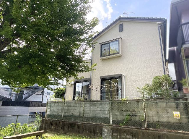 【外観】 | 山科区川田土仏　中古戸建 | 旗竿地ですが、2面に建物がなく陽当りは良好です。内覧のご予約はお早目にお申込下さい（＾◇＾）