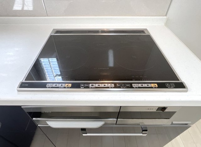 【キッチン】 | 山科区川田土仏　中古戸建 | 【IHコンロ】火の元安心のIHコンロで、お子様と一緒に料理を楽しめます。ご年配の方でも安心してお使い頂けます。