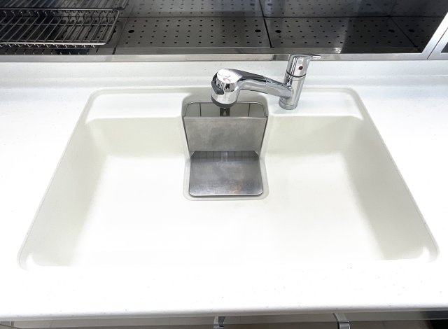 【キッチン】 | 山科区川田土仏　中古戸建 | 【浄水器切替水栓】日々の飲み水や、料理のお水は浄水器があると安心です。