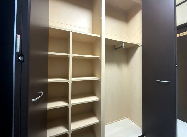 【玄関】 | 山科区川田土仏　中古戸建 | 【玄関収納】玄関にはシューズBOX以外に大容量の壁面収納があります。洋服を掛けるスペースやバックなど靴以外を収納する事も出来ますね。