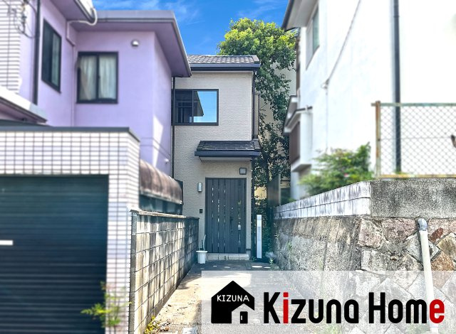 【外観】 | 山科区川田土仏　中古戸建 | 旗竿地は、プライバシーを確保しやすくお子様のとびだしも安心です。比較的価格も抑えられている事が多く予算面でも助かります。