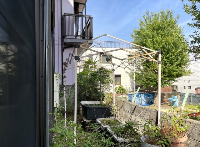 【庭】 | 山科区川田土仏　中古戸建 | リビングにある掃き出し窓の外には、ちょっとしたお庭スペースがあります。家庭菜園やお子様の遊び場として利用できます。1階を物干しスペースにしても良いですね。