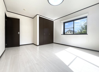 【洋室】 | 山科区川田土仏　中古戸建 | 《洋室9帖》2階にある広い寝室のお部屋です。2面採光でクローゼットとバルコニーがあり、ご夫婦の寝室にぴったり！