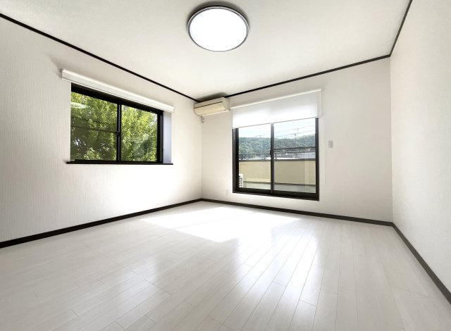 【洋室】 | 山科区川田土仏　中古戸建 | 《洋室9帖》掃き出し窓の外にはバルコニーがあり、目の前に建物はなく開放的で陽当り良好です。