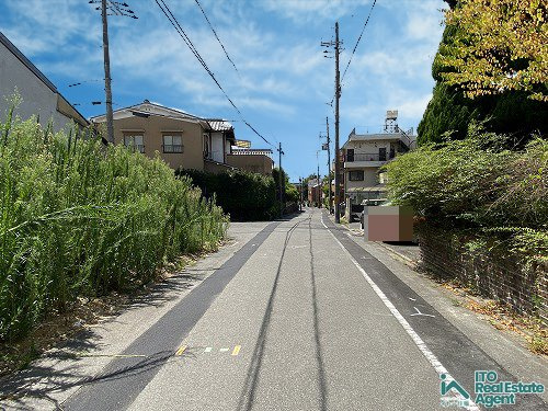 紫野南花ノ坊町 建築条件付き 土地の前面道路含む現地写真