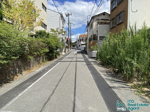 紫野南花ノ坊町 建築条件付き 土地の前面道路含む現地写真