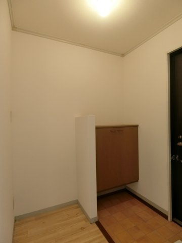 メルグランデA棟の玄関|イメージ101号室の写真（反転あり）