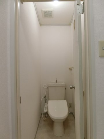 メルグランデA棟のトイレ|イメージ101号室の写真（反転あり）