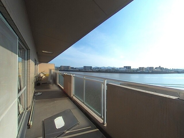 「開放的な3面バルコニー」高知市一宮南町1丁目サーパスシティ高知1　中古マンションのバルコニー|開放感あるワイドバルコニー！気持ちの良い眺望が広がります。