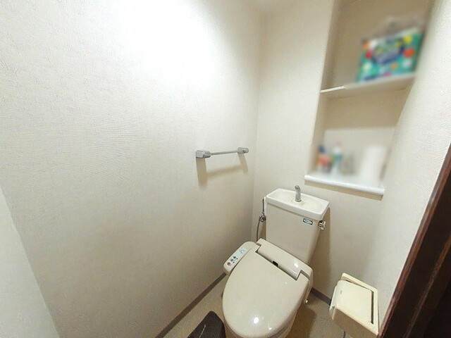「開放的な3面バルコニー」高知市一宮南町1丁目サーパスシティ高知1　中古マンションのトイレ|上部吊戸棚付きでスッキリ使える、衛生的な温水洗浄便座トイレ。