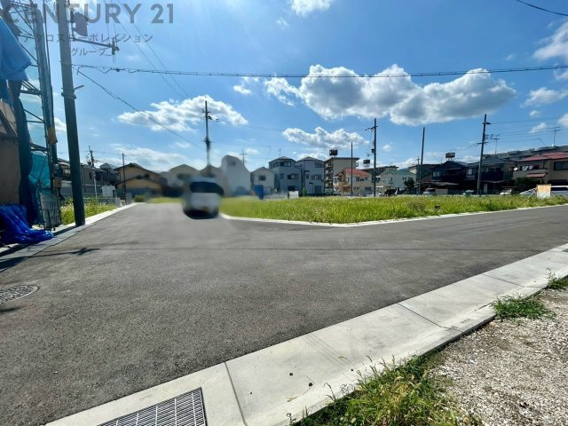 駐車2台可能：カースペースが2台分確保されています。先進設備：電気自動車用の「EVコンセント」や「スマートキー」が付いています。